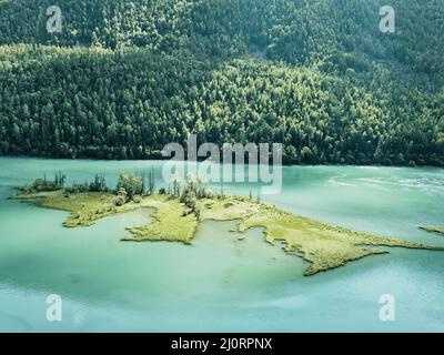 Schöne Aussicht auf den Kanassee in den Altai-Bergwäldern Stockfoto