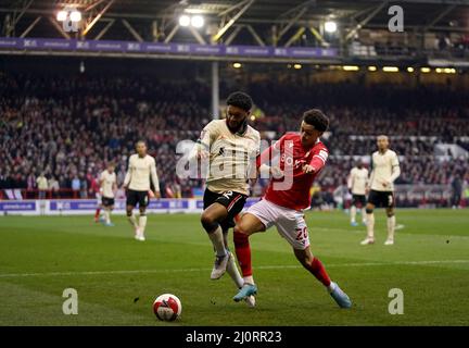 Liverpools Joe Gomez kämpft beim Viertelfinale des Emirates FA Cup auf dem City Ground in Nottingham gegen Brennan Johnson von Nottingham aus dem Nottingham Forest. Bilddatum: Sonntag, 20. März 2022. Stockfoto