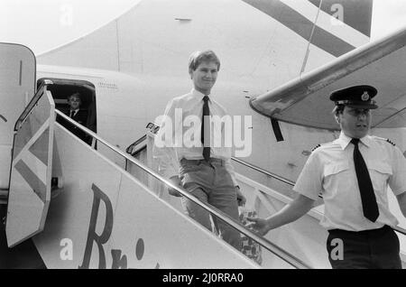 Unterleutnant Ian „Soapy“ Watson kommt am Flughafen Gatwick an. Am 7.. Juni wurde er gezwungen, seinen Harrier-Sprungjet auf einem kleinen spanischen Containerschiff Alraigo zu landen. Der Harrier hatte nur noch eine Minute Treibstoff übrig, als er ihn auf den schweren Decks des spanischen Schiffes im Atlantik landete. 10.. Juni 1983. Stockfoto