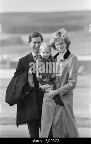 Ihre Königliche Hoheit Prinzessin Diana, die Prinzessin von Wales, hält ihren Sohn Prinz William fest, bevor sie am Flughafen Aberdeen, Schottland, in das königliche Flugzeug steigen. Bild 4 von 4 in dieser Sequenz von 4 Bildern bittet Prinzessin Diana Prinz William zu winken. Er versteht es nicht, also winkt er nicht. Und so winkt Prinzessin Diana, und bald winkt Prinz William mit ihr. Kopiert seine Mutter. Dies ist möglicherweise eine frühe, sogar erste, königliche Welle von einem damals 16. Monate alten Prinz William. Bild aufgenommen am 24.. Oktober 1983 Stockfoto