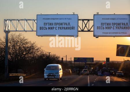 15. März 2022, Odessa, Ukraine: Links: "Russische Soldaten Bitte hör auf. Putin Wird Verlieren.“ Rechts: "Die ganze Welt ist mit der Ukraine. Mit Blutfreien Händen Gehen Lassen.'' Plakate in Odesa, die eine Botschaft an Putin und die russischen Streitkräfte senden. Die Vorbereitungen in der Hafenstadt Odesa in der Ukraine gehen weiter, da russische Streitkräfte im Schwarzen Meer und in der Umgebung der Stadt innerhalb der ukrainischen Grenze mobilisieren. Mehr als drei Millionen Menschen sind aus der Ukraine in Nachbarländer geflohen, seit Russland am 24. Februar eine großangelegte Invasion des Landes eingeleitet hat. (Bild: © Michaal Nigro/Pacific Press via ZUMA P Stockfoto