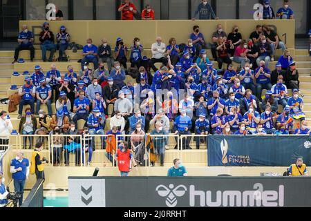 Wiesbaden, Deutschland. 20. März 2022. Fans von Allianz MTV Stuttgart vor dem Damen-DVV-Pokal-Finalspiel 2021/2022 zwischen Allianz MTV Stuttgart und dem Dresdner SC in der Sporthalle am Platz der Deutschen Einheit in Wiesbaden. Norina Toenges/Sports Press Foto: SPP Sport Press Foto. /Alamy Live News Stockfoto