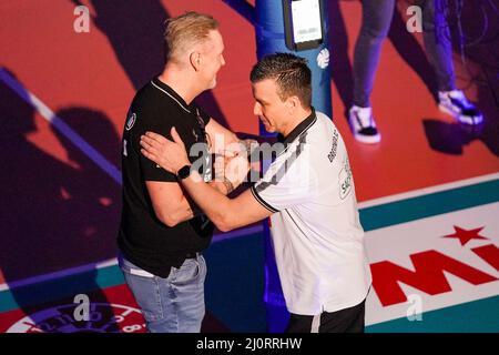 Wiesbaden, Deutschland. 20. März 2022. Cheftrainer Tore Aleksandersen (Stuttgart) und Cheftrainer Alexander Waibl (Dresden) vor dem DVV-Pokal-Finale der Damen 2021/2022 zwischen Allianz MTV Stuttgart und dem Dresdner SC in der Sporthalle am Platz der Deutschen Einheit in Wiesbaden. Norina Toenges/Sports Press Foto: SPP Sport Press Foto. /Alamy Live News Stockfoto