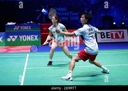 Die Japaner Yuta Watanabe und Arisa Higashino (links) sind während ihres Mixed Doubles Finales gegen die chinesischen Wand Yi Lyu und Huang Dong Ping am fünften Tag der YONEX All England Open Badminton Championships in der utilita Arena Birmingham in Aktion. Bilddatum: Sonntag, 20. März 2022. Stockfoto