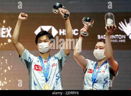 Die Japaner Yuta Watanabe (links) und Arisa Higashino feiern den Sieg über die chinesischen Wand Yi Lyu und Huang Dong Ping im Mixed Doubles Final am fünften Tag der YONEX All England Open Badminton Championships in der utilita Arena Birmingham. Bilddatum: Sonntag, 20. März 2022. Stockfoto