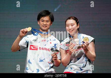 Die Japaner Yuta Watanabe (links) und Arisa Higashino feiern den Sieg über die chinesischen Wand Yi Lyu und Huang Dong Ping im Mixed Doubles Final am fünften Tag der YONEX All England Open Badminton Championships in der utilita Arena Birmingham. Bilddatum: Sonntag, 20. März 2022. Stockfoto