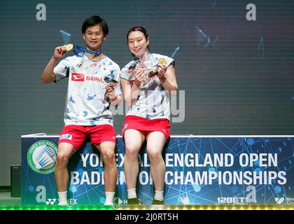 Die Japaner Yuta Watanabe (links) und Arisa Higashino feiern den Sieg über die chinesischen Wand Yi Lyu und Huang Dong Ping im Mixed Doubles Final am fünften Tag der YONEX All England Open Badminton Championships in der utilita Arena Birmingham. Bilddatum: Sonntag, 20. März 2022. Stockfoto