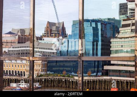 LONDON, Großbritannien - 6. NOVEMBER: Die Skyline von London spiegelt sich am 6. November 2012 in einem Fenster in London wider Stockfoto