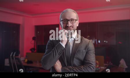 Reifer Geschäftsmann Manager in Anzug Blick auf die Kamera und lächeln. Remote Virtual Meeting-Konzept Stockfoto