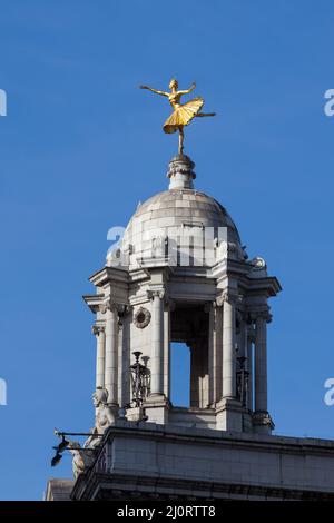 LONDON, UK - NOVEMBER 6 : Replik der vergoldeten Statue der klassischen Ballerina Anna Pavlova auf der Kuppel des Victoria Palace Theatre Stockfoto