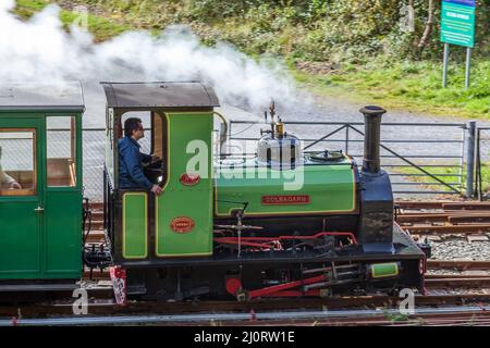 LLANBERIS, WALES, UK - OKTOBER 7 : Llanberis Lake Railway am 7. Oktober 2012 in Llanberis in Wales. Zwei nicht identifizierte Personen Stockfoto