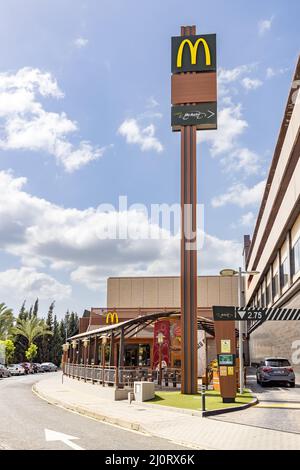 Huelva, Spanien - 19. März 2022: McDonald's McAuto Drive am Eingang. McDonald's ist ein US-amerikanischer multinationaler Fast-Food-Konzern, der 1940 AS gegründet wurde Stockfoto