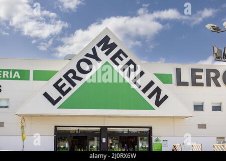 Huelva, Spanien - 19. März 2022: Leroy Merlin in Huelva. Leroy Merlin ist ein französischer Baumarkt- und Gartenhändler mit Hauptsitz in Frankreich Stockfoto