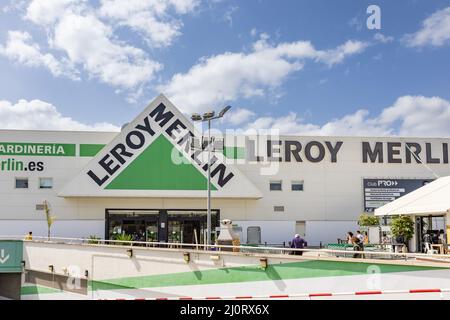 Huelva, Spanien - 19. März 2022: Leroy Merlin in Huelva. Leroy Merlin ist ein französischer Baumarkt- und Gartenhändler mit Hauptsitz in Frankreich Stockfoto