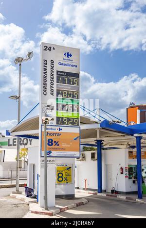 Huelva, Spanien - 19. März 2022: Anzeige mit Gaspreisen, Diesel und bleifreiem Benzin, an der Carrefour-Tankstelle mit Cepsa-Kraftstoff. Stockfoto