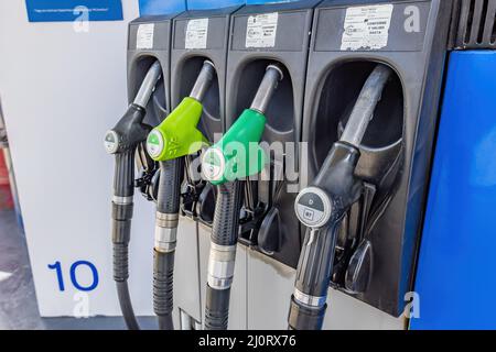 Huelva, Spanien - 19. März 2022: Pumpendüsen einer Benzinpumpe in der Tankstelle Stockfoto