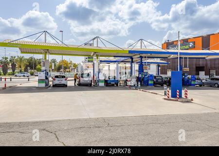 Huelva, Spanien - 19. März 2022: Tankstelle in einem Carrefour-Geschäft. Service- und Fahrzeugtankstelle der Firma Carrefour mit dem Brennstoff C Stockfoto
