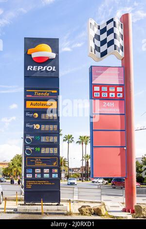 Huelva, Spanien - 6. März 2022: Anzeige mit Gaspreisen, Diesel und bleifreiem Benzin, an der Repsol Tankstelle. Stockfoto