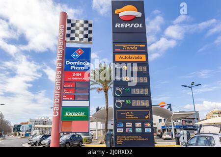 Huelva, Spanien - 6. März 2022: Anzeige mit Gaspreisen, Diesel und bleifreiem Benzin, an der Repsol Tankstelle. Stockfoto
