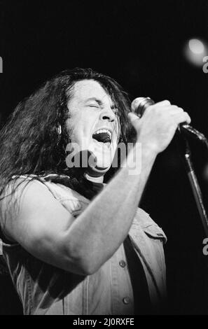 Black Sabbath waren eine englische Rockband, die 1968 in Birmingham von dem Gitarristen und Haupttexter Tony Iommi, dem Bassisten und Haupttexter Geezer Butler, dem Schlagzeuger Bill ward und dem Sänger Ozzy Osbourne gegründet wurde. Black Sabbath werden oft als Pioniere der Heavy Metal Musik zitiert. Die Band hat das Genre mit Veröffentlichungen wie Black Sabbath (1970), Paranoid (1970) und Master of Reality (1971) definiert. Die Band hatte mehrere Line-up-Änderungen, wobei Iommi das einzige ständige Mitglied in ihrer Geschichte war. (Bild) die Heavy Metal-Gruppe Black Sabbath spielt auf ihrer Europatour in Barcelona in einer Stierkampfarena. Lea Stockfoto