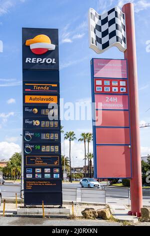 Huelva, Spanien - 6. März 2022: Anzeige mit Gaspreisen, Diesel und bleifreiem Benzin, an der Repsol Tankstelle. Stockfoto