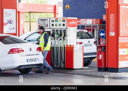 Huelva, Spanien - 10. März 2022: Blick auf eine Benzinpumpe an einer Cepsa-Tankstelle mit einem Auto, das betankt Stockfoto