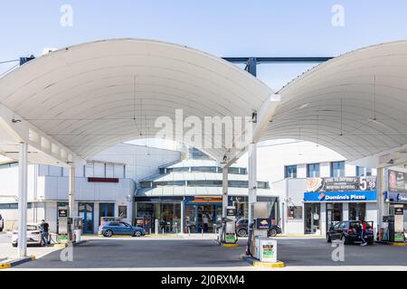 Huelva, Spanien - 6. März 2022: Repsol Tankstelle. Service- und Fahrzeugtankstelle des multinationalen Unternehmens Repsol Stockfoto