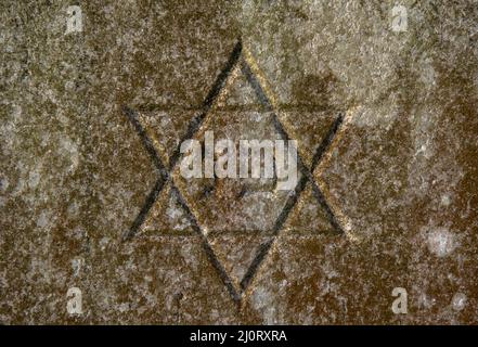 Jüdischer Davidstern auf dem Grabstein. Symbol der Juden. Nahaufnahme. Details. Stockfoto