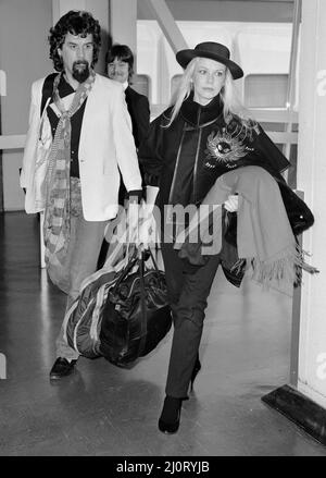 Star der BBC-Comedy-Satire „Not the Nine O Clock News“, die Pamela Stephenson mit ihrem Komiker Billy Connolly vor ihrem Abflug nach Los Angeles am Flughafen Heathrow abspielte. 9.. Januar 1983. Stockfoto