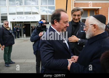 François HOLLANDE, ehemaliger Präsident und Yaakov MONSONEGO, Direktor der Ozar HaTorah Schule und Vater eines Opfers. Zehn Jahre nach den Anschlägen vom 2012. März in Toulouse und Montauban (Frankreich) wurde am 20. März 2022 in Toulouse eine Gedenkfeier zum Gedenken an die Opfer gefeiert. Die Staatsoberhäupter Israels und Frankreichs besuchten die Ohr-Torah-Schule (ehemals Ozar HaTorah), um einen Kranz am Fuße des „Baums des Lebens“ zu legen, ein Denkmal zu Ehren der Opfer. Damals waren zwischen dem 11. Und 19. März sieben Menschen von einem islamistischen Terroristen getötet worden (ein Soldat in Toulouse, 2 Soldaten in Mon Stockfoto