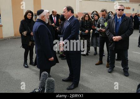 François HOLLANDE, ehemaliger Präsident und Yaakov MONSONEGO, Direktor der Ozar HaTorah Schule und Vater eines Opfers. Zehn Jahre nach den Anschlägen vom 2012. März in Toulouse und Montauban (Frankreich) wurde am 20. März 2022 in Toulouse eine Gedenkfeier zum Gedenken an die Opfer gefeiert. Die Staatsoberhäupter Israels und Frankreichs besuchten die Ohr-Torah-Schule (ehemals Ozar HaTorah), um einen Kranz am Fuße des „Baums des Lebens“ zu legen, ein Denkmal zu Ehren der Opfer. Damals waren zwischen dem 11. Und 19. März sieben Menschen von einem islamistischen Terroristen getötet worden (ein Soldat in Toulouse, 2 Soldaten in Mon Stockfoto