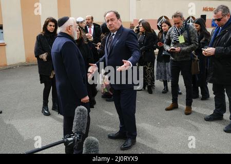 François HOLLANDE, ehemaliger Präsident und Yaakov MONSONEGO, Direktor der Ozar HaTorah Schule und Vater eines Opfers. Zehn Jahre nach den Anschlägen vom 2012. März in Toulouse und Montauban (Frankreich) wurde am 20. März 2022 in Toulouse eine Gedenkfeier zum Gedenken an die Opfer gefeiert. Die Staatsoberhäupter Israels und Frankreichs besuchten die Ohr-Torah-Schule (ehemals Ozar HaTorah), um einen Kranz am Fuße des „Baums des Lebens“ zu legen, ein Denkmal zu Ehren der Opfer. Damals waren zwischen dem 11. Und 19. März sieben Menschen von einem islamistischen Terroristen getötet worden (ein Soldat in Toulouse, 2 Soldaten in Mon Stockfoto