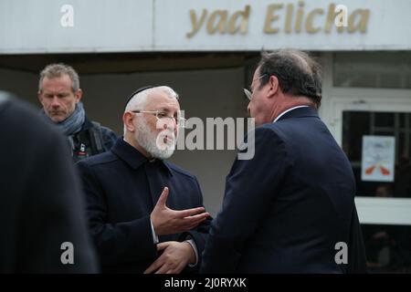 François HOLLANDE, ehemaliger Präsident und Yaakov MONSONEGO, Direktor der Ozar HaTorah Schule und Vater eines Opfers. Zehn Jahre nach den Anschlägen vom 2012. März in Toulouse und Montauban (Frankreich) wurde am 20. März 2022 in Toulouse eine Gedenkfeier zum Gedenken an die Opfer gefeiert. Die Staatsoberhäupter Israels und Frankreichs besuchten die Ohr-Torah-Schule (ehemals Ozar HaTorah), um einen Kranz am Fuße des „Baums des Lebens“ zu legen, ein Denkmal zu Ehren der Opfer. Damals waren zwischen dem 11. Und 19. März sieben Menschen von einem islamistischen Terroristen getötet worden (ein Soldat in Toulouse, 2 Soldaten in Mon Stockfoto