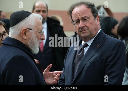 François HOLLANDE, ehemaliger Präsident und Yaakov MONSONEGO, Direktor der Ozar HaTorah Schule und Vater eines Opfers. Zehn Jahre nach den Anschlägen vom 2012. März in Toulouse und Montauban (Frankreich) wurde am 20. März 2022 in Toulouse eine Gedenkfeier zum Gedenken an die Opfer gefeiert. Die Staatsoberhäupter Israels und Frankreichs besuchten die Ohr-Torah-Schule (ehemals Ozar HaTorah), um einen Kranz am Fuße des „Baums des Lebens“ zu legen, ein Denkmal zu Ehren der Opfer. Damals waren zwischen dem 11. Und 19. März sieben Menschen von einem islamistischen Terroristen getötet worden (ein Soldat in Toulouse, 2 Soldaten in Mon Stockfoto