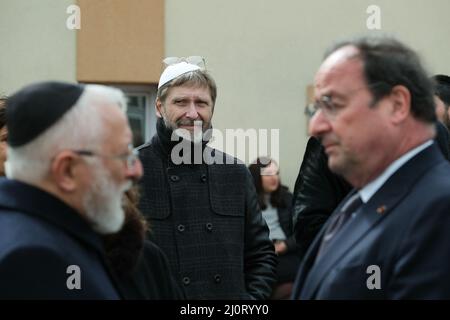 François HOLLANDE, ehemaliger Präsident und Yaakov MONSONEGO, Direktor der Ozar HaTorah Schule und Vater eines Opfers. Zehn Jahre nach den Anschlägen vom 2012. März in Toulouse und Montauban (Frankreich) wurde am 20. März 2022 in Toulouse eine Gedenkfeier zum Gedenken an die Opfer gefeiert. Die Staatsoberhäupter Israels und Frankreichs besuchten die Ohr-Torah-Schule (ehemals Ozar HaTorah), um einen Kranz am Fuße des „Baums des Lebens“ zu legen, ein Denkmal zu Ehren der Opfer. Damals waren zwischen dem 11. Und 19. März sieben Menschen von einem islamistischen Terroristen getötet worden (ein Soldat in Toulouse, 2 Soldaten in Mon Stockfoto