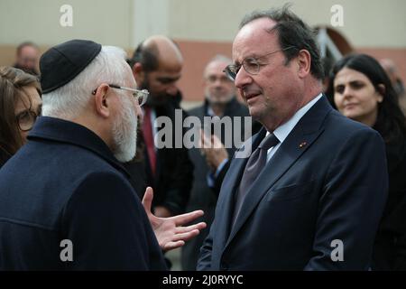 François HOLLANDE, ehemaliger Präsident und Yaakov MONSONEGO, Direktor der Ozar HaTorah Schule und Vater eines Opfers. Zehn Jahre nach den Anschlägen vom 2012. März in Toulouse und Montauban (Frankreich) wurde am 20. März 2022 in Toulouse eine Gedenkfeier zum Gedenken an die Opfer gefeiert. Die Staatsoberhäupter Israels und Frankreichs besuchten die Ohr-Torah-Schule (ehemals Ozar HaTorah), um einen Kranz am Fuße des „Baums des Lebens“ zu legen, ein Denkmal zu Ehren der Opfer. Damals waren zwischen dem 11. Und 19. März sieben Menschen von einem islamistischen Terroristen getötet worden (ein Soldat in Toulouse, 2 Soldaten in Mon Stockfoto