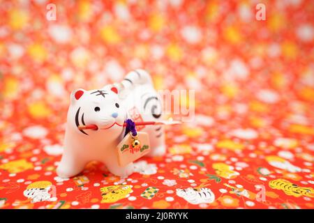 Tiger-Puppe und Hintergrund (Silvester-Kartenmaterial) Stockfoto