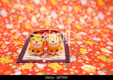 Tiger-Puppe und Hintergrund (Silvester-Kartenmaterial) Stockfoto