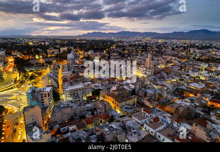 Luftdrohnenaufnahme des Stadtbildes von Nikosia in Zypern bei Sonnenuntergang Stockfoto