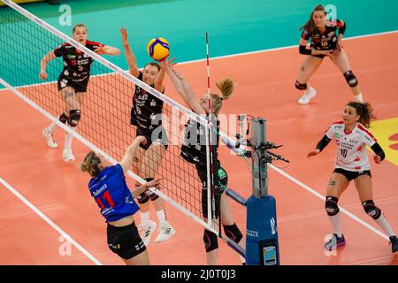 Wiesbaden, Deutschland. 20. März 2022. Jennifer Janiska (6 Dresden) und Madeleine Gates (16 Dresden) blockieren den Ball von Mira Todorova (11 Stuttgart) beim Damen-DVV-Pokal-Finale 2021/2022 zwischen Allianz MTV Stuttgart und dem Dresdner SC in der Sporthalle am Platz der Deutschen Einheit in Wiesbaden. Norina Toenges/Sports Press Foto: SPP Sport Press Foto. /Alamy Live News Stockfoto