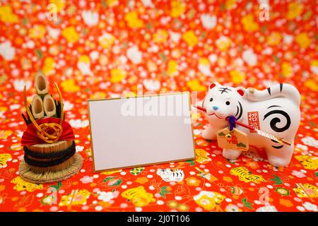 Tiger-Puppe und Hintergrund (Silvester-Kartenmaterial) Stockfoto