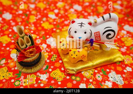 Tiger-Puppe und Hintergrund (Silvester-Kartenmaterial) Stockfoto