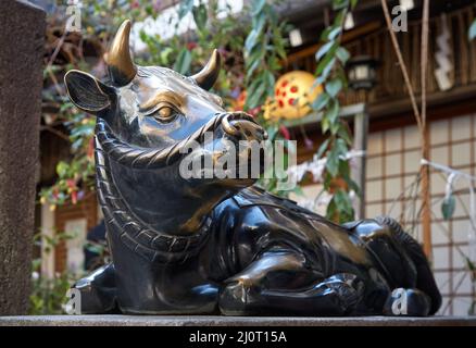 Die Statue des Temmangu Ox, der Boten Gottes Tenjin im Nishiki-Tenmangu-Schrein. Kyoto. Japan Stockfoto