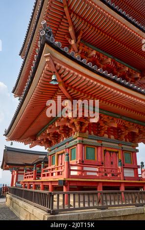 Die dreistöckige Pagode auf dem Hügel bei Kiyomizu-dera (Otowa-san) Tempel. Kyoto. Japan Stockfoto