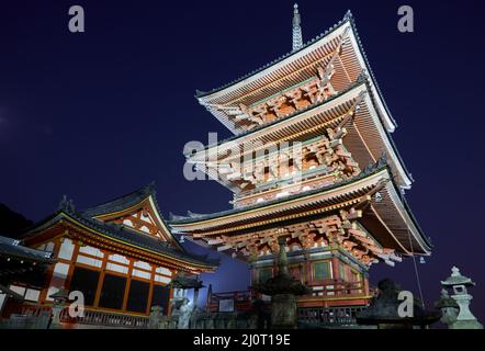 Die beleuchtete dreistöckige Pagode und die Sutra-Halle bei Nacht. Kiyomizu-dera-Tempel. Kyoto. Japan Stockfoto