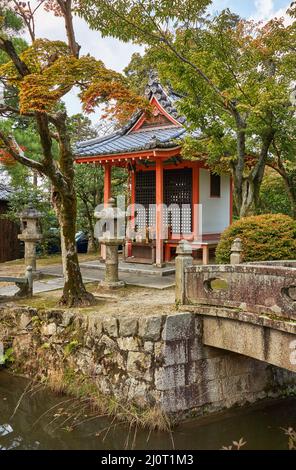 Der kleine Schrein über dem Wasserlauf am Kiyomizu-dera Tempel. Kyoto. Japan Stockfoto