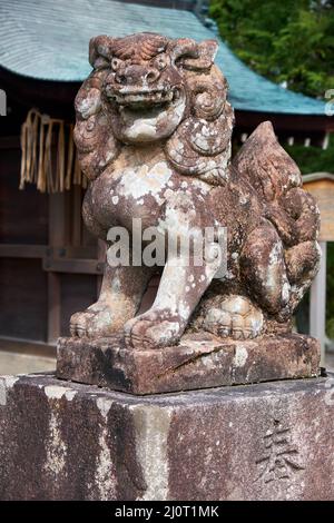 A-gyo Komainu Löwenhund bewacht den Eingang von Massha Hachiman. Kyoto. Japan Stockfoto