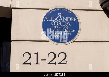 Sir Alexander Korda. Blaue Plakette für Filmproduzent, der dort gearbeitet hat. Plakette des englischen Kulturerbes in der 21/22 Grosvenor Street, Mayfair, London Stockfoto