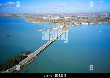 Langstone Brücke über Langstone Hafen in Richtung des Sailing Club am Ufer des Hafens, Aerial. Stockfoto