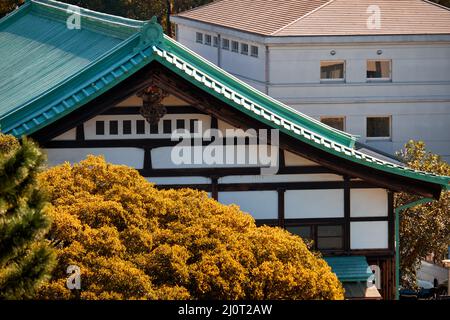 Traditionelles japanisches Gebäude auf dem Territorium des Kaiserpalastes von Tokio. Japan Stockfoto